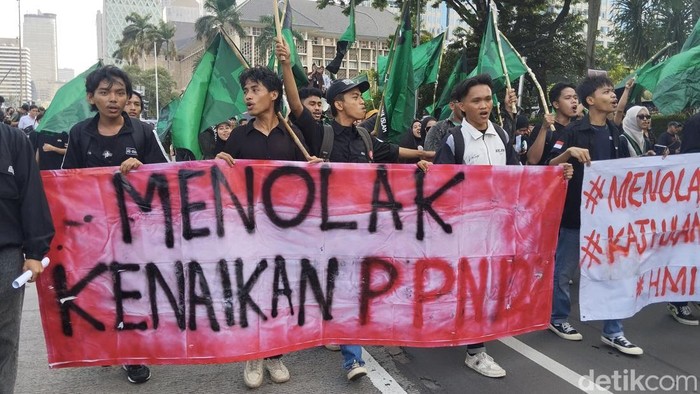 Massa aksi menggelar demo menolak kenaikan PPN 12% di Kawasan Patung Kuda, Jakarta Pusat. (Maulana Ilhami Fawdi/detikcom)