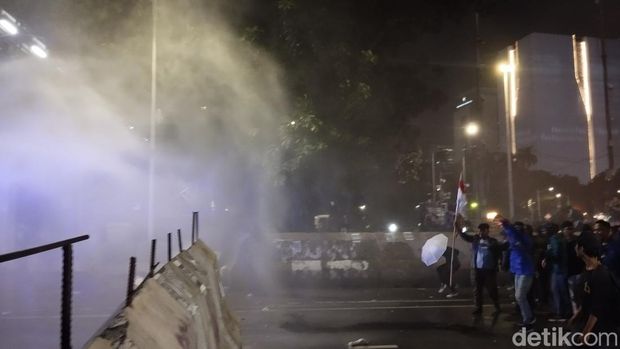 Massa demo tolak PPN 12% di Patung Kuda masih bertahan, polisi semprotkan water cannon.