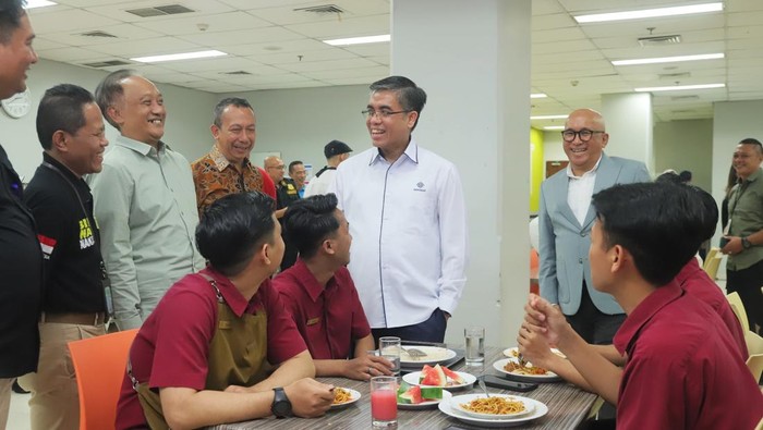 Menaker Yassierli mengunjungi Trans Luxury Hotel Bandung, Rabu (25/12).