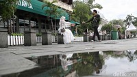 Selain itu, kawasan ini juga menawarkan wisata kuliner khas yang dapat dinikmati di kafe-kafe tematik dan jajanan kaki lima.