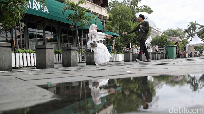 Menghabiskan Libur Nataru di Kota Tua Jakarta Sejumlah pegunjung menikmati suasana Kota Tua, Jakarta, Jumat (27/12/2024).