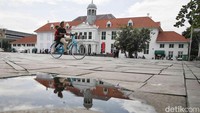 Di sana pengunjung bisa menikmati Kota Tua dengan bersepeda ontel.
