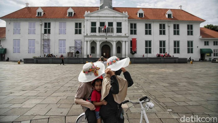 Sejumlah pegunjung menikmati suasana Kota Tua, Jakarta, Jumat (27/12/2024).