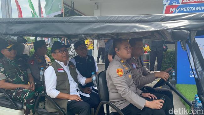 Menko PMK Pratikno hingga Kapolri Jenderal Listyo Sigit Prabowo meninjau langsung lalu lintas arus mudik Natal 2024 dan Tahun Baru 2025 di Tol Jakarta-Cikampek. (Rumondang/detikcom)