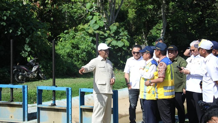 Mentan Andi Amran Sulaiman meninjau saluran irigasi di Konawe, Sulawesi Tenggara.