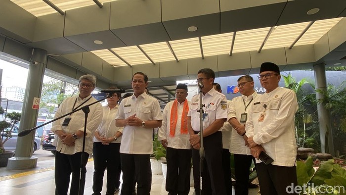 Menteri Lingkungan Hidup Hanif Faisol Nurofiq meninjau Stasiun Senen. (Firda/detikcom)