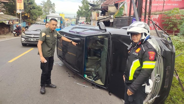 Mobil Toyota Fortuner terguling di jalur Puncak, Bogor (dok. Istimewa)