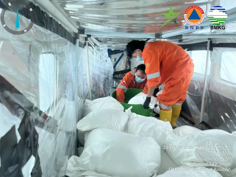 Modifikasi cuaca Operasi Modifikasi Cuaca (OMC) dilakukan sebagai langkah mitigasi bencana hidrometeorologi di tengah meningkatnya intensitas hujan di akhir tahun.