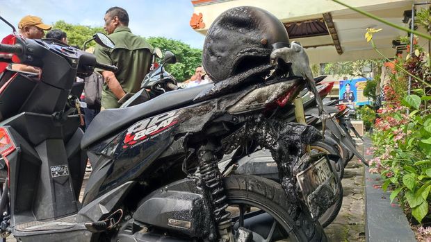 Motor Beat milik perempuan di Tabanan, Bali, berinisial NS, yang dibakar oleh pria bernama Jamudy (50) disita Polres Tabanan sebagai barang bukti. Jamudy membakar motor itu karena NS berselingkuh.