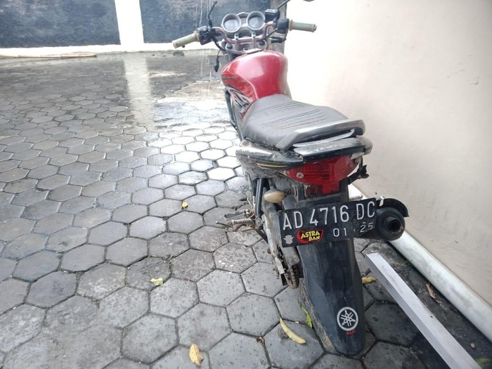 Motor Vixion yang ditemukan di Sungai Bengking diamankan di Polsek Jatinom, Klaten. Foto diunggah Jumat (27/12/2024).
