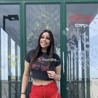 Untuk membuktikan ucapannya, Nikki pun membagikan foto penampilannya saat hamil hingga akan melahirkan. Sejak awal kehamilan hingga menjelang persalinan, perutnya itu tetap terlihat rata tanpa ada baby bump. Foto: Instagram/@nikkisalazar_