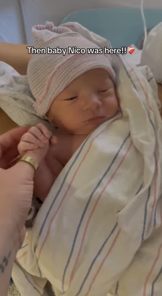 Sampai akhirnya Niki melahirkan bayi laki-laki yang sehat dan normal. Bayi tersebut diberi nama Nico. Foto: Instagram/@nikkisalazar_