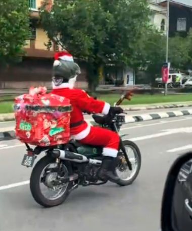 Keren! Ojol Meriahkan Natal, Antar Makanan Pakai Kostum Santa Claus