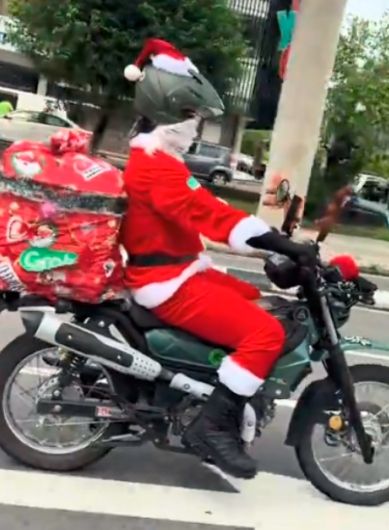 Keren! Ojol Meriahkan Natal, Antar Makanan Pakai Kostum Santa Claus