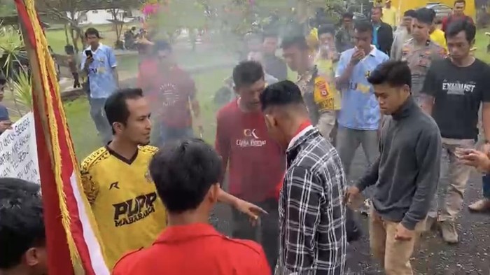 Oknum pegawai Dinas PUPR Sinjai terekam menampar pendemo.