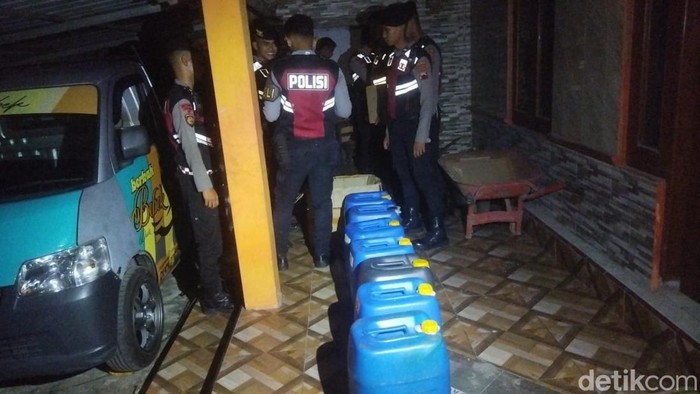 Tujuh jeriken ciu disita dari rumah pak RT di Tlogorandu, Kecamatan Juwiring.