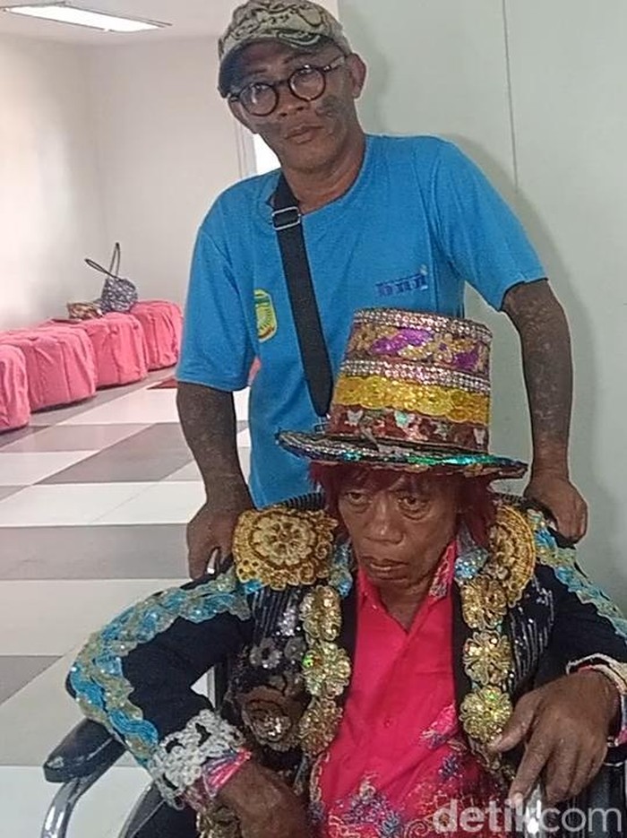 Pak Tarno dan keluarganya saat ditemui di kawasan Transmedia.