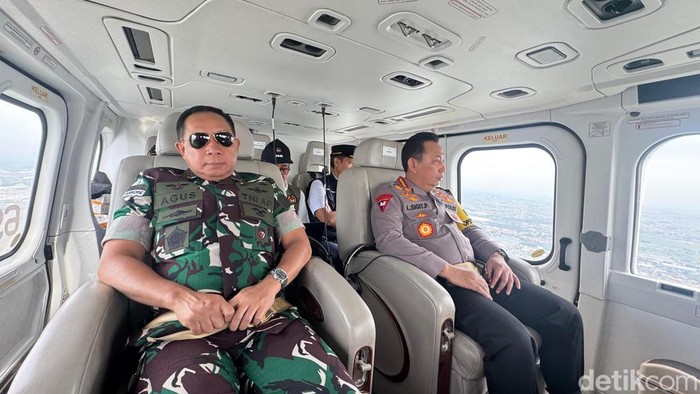 Panglima TNI Jenderal TNI Agus Subiyanto dan Kapolri Jenderal Listyo Sigit Prabowo naik heli cek jalur mudik Nataru di Tol Cikopo.