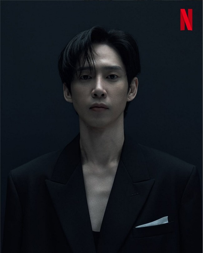 Park Sung Hoon semakin menunjukkan kematangan aktingnya lewat serial thriller ’Squid Game 2’. Terbiasa tampil maskulin, kali ini dia tampil berbeda. Foto: Netflix