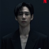 Park Sung Hoon semakin menunjukkan kematangan aktingnya lewat serial thriller ’Squid Game 2’. Terbiasa tampil maskulin, kali ini dia tampil berbeda. Foto: Netflix