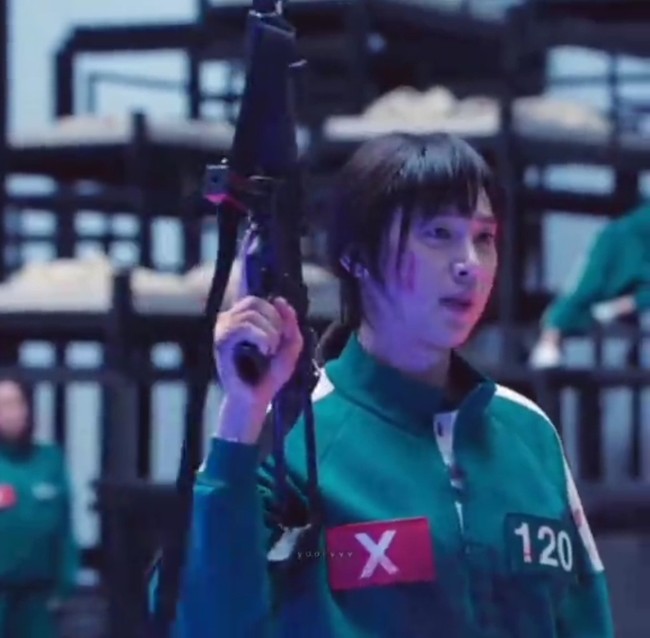 Karakter transgender Park Sung Hoon sempat menuai perdebatan. Tak sedikit yang merasa Hyun Ju seharusnya diperankan oleh transgender wanita sungguhan alih-alih pria. Foto: Netflix