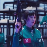 Karakter transgender Park Sung Hoon sempat menuai perdebatan. Tak sedikit yang merasa Hyun Ju seharusnya diperankan oleh transgender wanita sungguhan alih-alih pria. Foto: Netflix