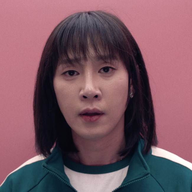 Di awal kemunculannya, Park Sung Hoon membuat penonton takjub dengan tranformasinya. Dia tampil dengan rambut berpotongan bob dan makeup tipis.  Foto: Netflix