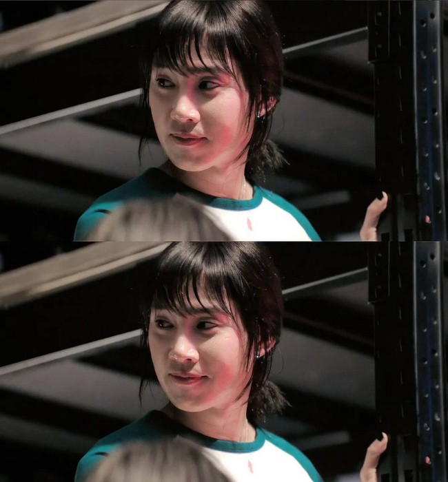 Dalam adegan lainnya, Park Sung Hoon tampak menguncir rambutnya, yang semakin membuat penampilannya tampak feminin. Foto: Netflix