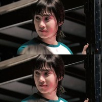 Dalam adegan lainnya, Park Sung Hoon tampak menguncir rambutnya, yang semakin membuat penampilannya tampak feminin. Foto: Netflix