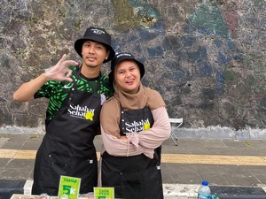 Pasutri Ini Jual Salad Ala Vietnam di Pinggir Jalan, Laku Ratusan Porsi Sehari