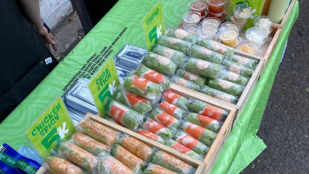 Pasutri Ini Jual Salad Ala Vietnam di Pinggir Jalan, Laku Ratusan Porsi Sehari