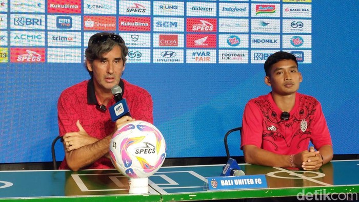 Pelatih Bali United Stefano Teco Cugurra saat konferensi pers di Gianyar, Jumat (27/12/2024).