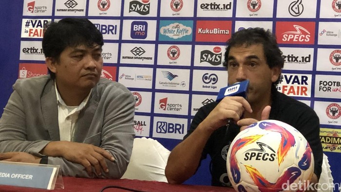 Pelatih kepala Semen Padang FC, Eduardo Almeida. (M. Afdal Afrianto/detikSumut)