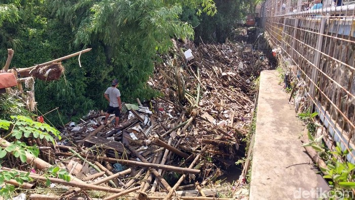 Pembersihan tumpukan sampah di Sungai Amprong, Kota Malang.