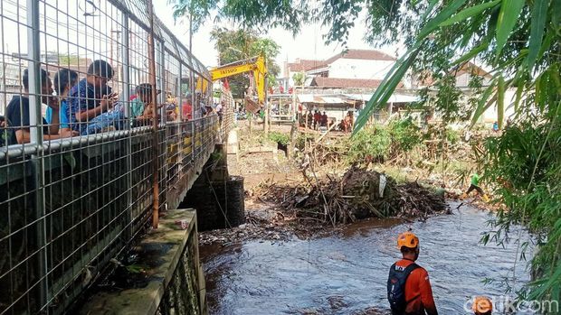 Pembersihan tumpukan sampah di Sungai Amprong, Kota Malang.