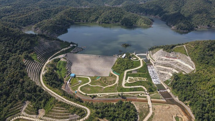 Foto udara Bendungan Ameroro di Kecamatan Uepai, Kabupaten Konawe, Sulawesi Tenggara, Jumat (27/12/2024). Bendungan seluas 578,78 hektare yang diresmikan oleh Presiden Joko Widodo pada Mei 2024 tersebut saat ini tidak hanya berfungsi mengairi areal persawahan dan mereduksi banjir di wilayah itu, tetapi juga menjadi salah satu destinasi wisata yang ramai dikunjungi warga saat akhir pekan. ANTARA FOTO/Andry Denisah/rwa.