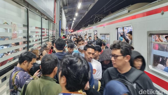 Pengguna kereta rel listrik (KRL) melaporkan adanya gangguan perjalanan pada commuter line arah Bogor. Penumpang menumpuk di stasiun. (Haris Fadil/detikcom)