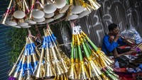 Menjelang Tahun Baru 2025, penjual terompet musiman bermunculan di Jakarta.  
