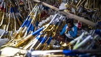 Pedagang membuat terompet yang akan dijualnya di kawasan Glodok, Jakarta, Jumat (27/12/2024).   