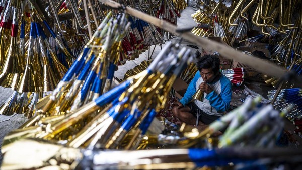 Muncul Penjual Terompet Musiman Jelang Tahun Baru