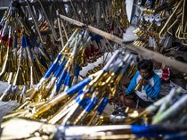 Bolehkah Umat Islam Meniup Terompet saat Malam Tahun Baru?