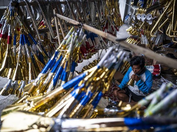 Muncul Penjual Terompet Musiman Jelang Tahun Baru
