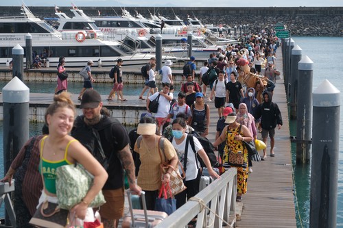 Wisatawan berjalan di dermaga saat akan menyeberang ke Pulau Nusa Penida menggunakan kapal cepat di Pelabuhan Sanur, Denpasar, Bali, Jumat (27/12/2024).  Kantor Kesyahbandaran dan Otoritas Pelabuhan (KSOP) Kelas II Benoa menyiagakan 58 kapal di Pelabuhan Sanur menyusul terjadinya pergerakan wisatawan domestik maupun mancanegara sebanyak 4.000 - 6.000 per harinya selama periode liburan Tahun Baru 2025 yang menyeberang ke destinasi wisata di Nusa Penida, Nusa Lembongan, dan Nusa Ceningan, Kabupaten Klungkung. ANTARA FOTO/Nyoman Hendra Wibowo/rwa.