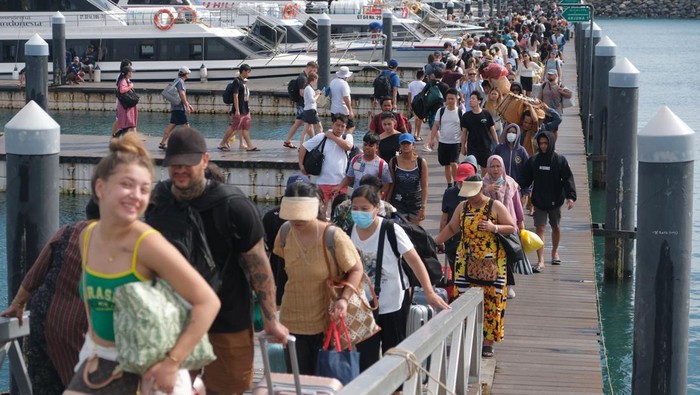 Wisatawan berjalan di dermaga saat akan menyeberang ke Pulau Nusa Penida menggunakan kapal cepat di Pelabuhan Sanur, Denpasar, Bali, Jumat (27/12/2024). Kantor Kesyahbandaran dan Otoritas Pelabuhan (KSOP) Kelas II Benoa menyiagakan 58 kapal di Pelabuhan Sanur menyusul terjadinya pergerakan wisatawan domestik maupun mancanegara sebanyak 4.000 - 6.000 per harinya selama periode liburan Tahun Baru 2025 yang menyeberang ke destinasi wisata di Nusa Penida, Nusa Lembongan, dan Nusa Ceningan, Kabupaten Klungkung. ANTARA FOTO/Nyoman Hendra Wibowo/rwa.