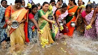 Dengan penuh khidmat, warga di pantai Pattinapakkam, Chennai, India, menaburkan kelopak bunga dan menuangkan susu ke laut sebagai simbol penghormatan terhadap para korban tsunami Samudra Hindia 2004. (REUTERS/Riya Mariyam R)