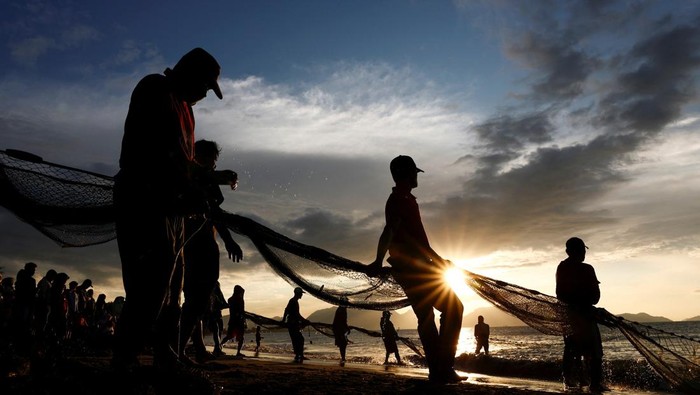Peringatan 20 Tahun Tsunami Aceh di Berbagai Negara Berbagai Negara mengenang 20 tahun tsunami Samudra Hindia 2004. Dari Thailand-Indonesia, berbagai tradisi khidmat digelar untuk menghormati para korban.