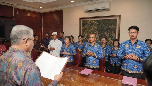 Pj Bupati Gianyar, I Dewa Tagel Wirasa, melantik 16 pejabat fungsional di lingkungan Pemkab Gianyar, Jumat (27/12/2024). (Foto: Dok. Pemkab Gianyar)