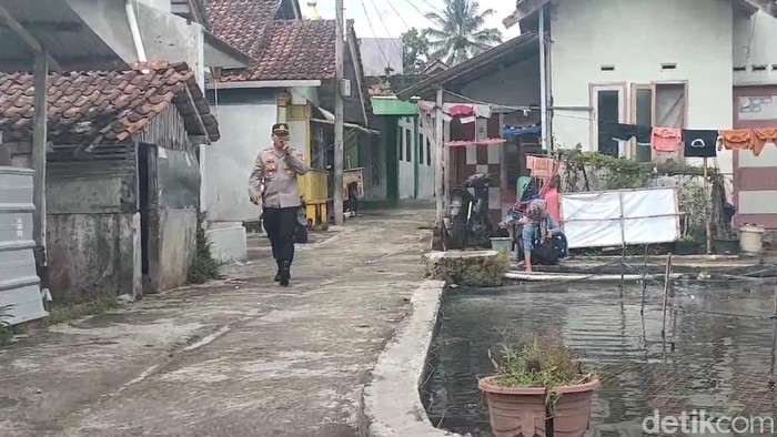 Polisi mendatangi lokasi penangkapan terduga teroris di Tasikmalaya
