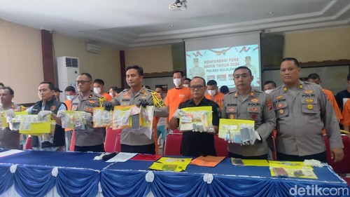 Polres Buleleng saat merilis kasus pengungkapan narkoba, Jumat (27/12/2024). (Made Wijaya Kusuma)