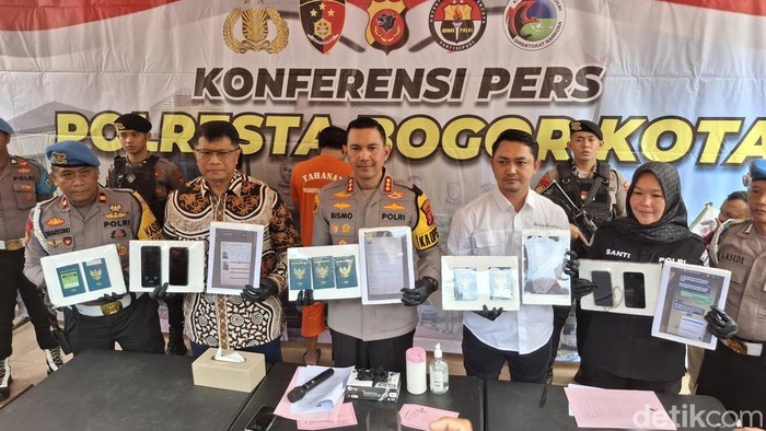 Polresta Bogor Kota menangkap dua orang calo pekerja migran ilegal ke UEA.
